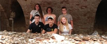 Projects Abroad Archaeology volunteer work for high school students in Romania includes assisting with the analysis of findings. Volunteers on the Archaeology in Romania for Teenagers project analyse their findings.